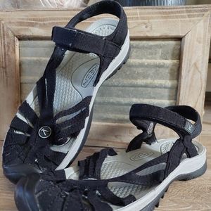 Keen Rose Black Sandal size 7.5